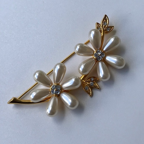 Joan Rivers Jewelry - Joan Rivers Faux Pearl Flower Pin Brooch